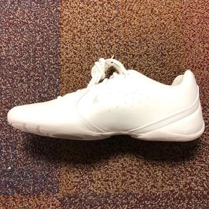 Nike women’s sideline III cheer shoes